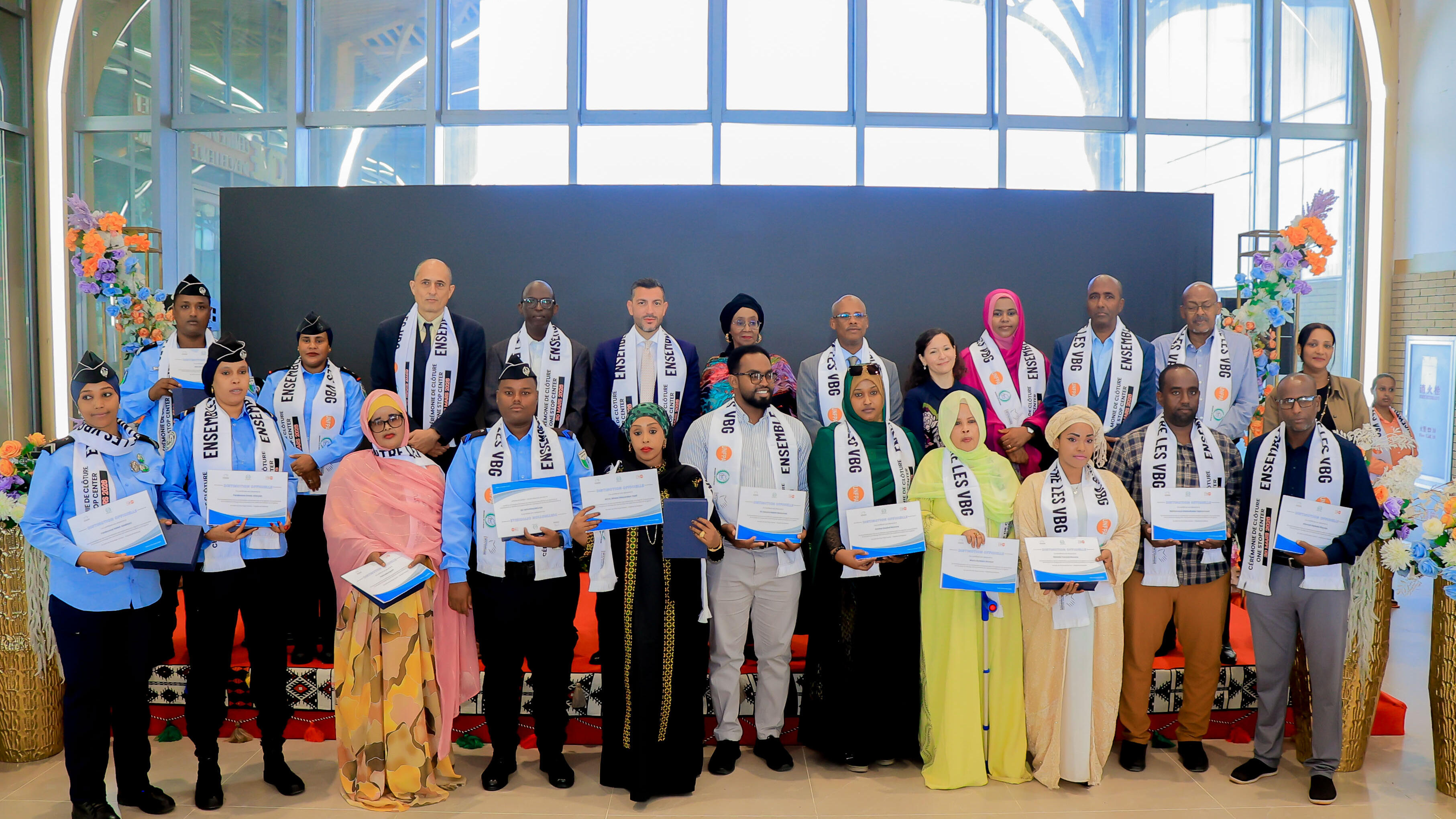 Photo de remise des certificats félicitant les prestataires de services ayant contribué au projet One Stop Center